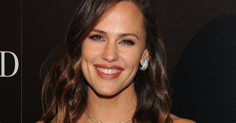 Jennifer Garner Helping Her Daughter Sell Girl Scout Cookies Outside A Grocery Store Is