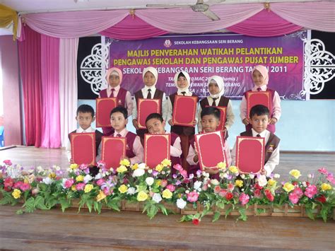 Seramai 35 orang pengawas sekolah, 32 orang pengawas pusat sumber dan 15 orang pengawas galeri sesi 2012 telah dilantik dalam majlis watikah perlantikan ini oleh pn zalihah bt mat harun pengetua smk temenggong dan diiringi tn hj kamaruddin bin hashim , penolong kanan hal ehwal. Pusat Sumber SK Seri Berang: Majlis Penyerahan Watikah ...