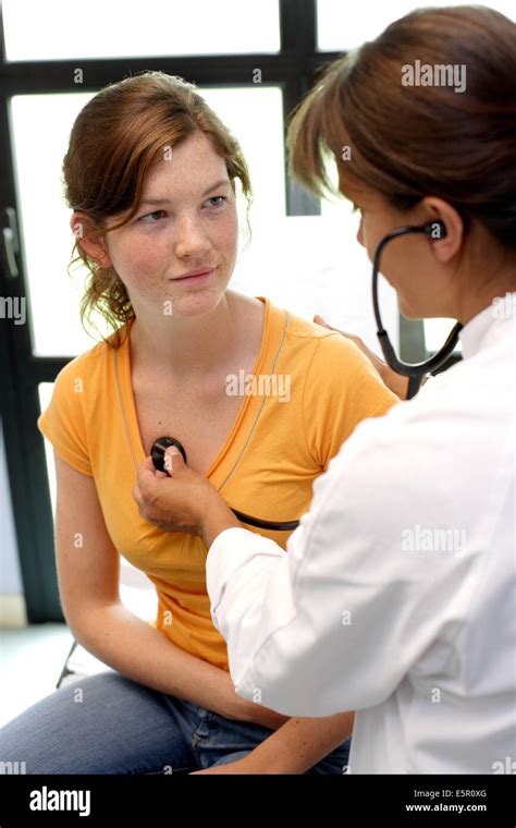 arzt untersuchung der brust eines weiblichen teenagers mit einem stethoskop stockfotografie alamy