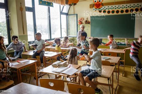 초등 학생의 큰 그룹은 교실에서 수업에 재미 교실에 대한 스톡 사진 및 기타 이미지 교실 혼돈 아이 Istock