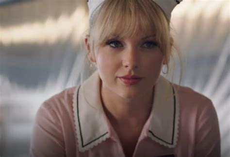 Η Taylor Swift είναι η πιο αδέξια σερβιτόρα βίντεο Sigmalive Magazine