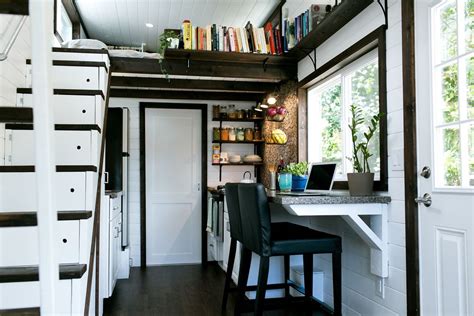 Was sind die unterschiede zum neubau einer wohnung oder eines hauses? A Bellingham tiny house builder combines style and storage ...
