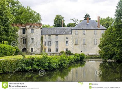 Une gare sncf pour paris. Milly-La-Foret - Château Photographie stock - Image: 26608562