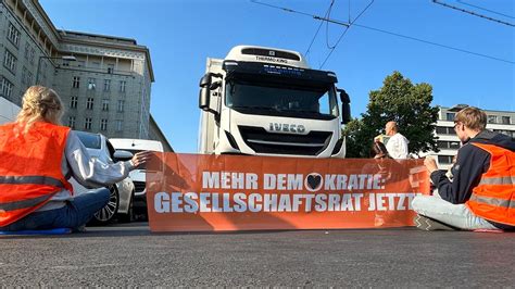 Klimakleber angefahren – Politiker starten Spenden-Aktion für Lkw-Fahrer