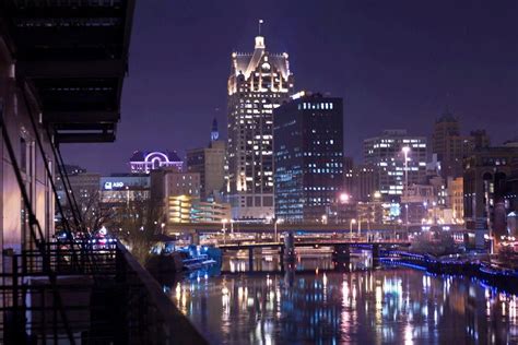 The River At Night Visit Milwaukee Milwaukee City Milwaukee Downtown