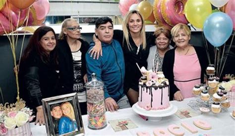 Maria rita teve o matias com 7 meses e meio. Las hermanas de Diego Maradona unidas ante la Justicia ...