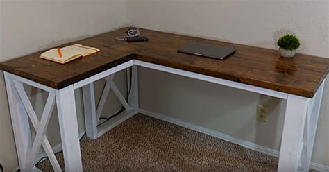 Need an office farmhouse desk to spice up the home office? DIY Farmhouse Computer desk for under $100
