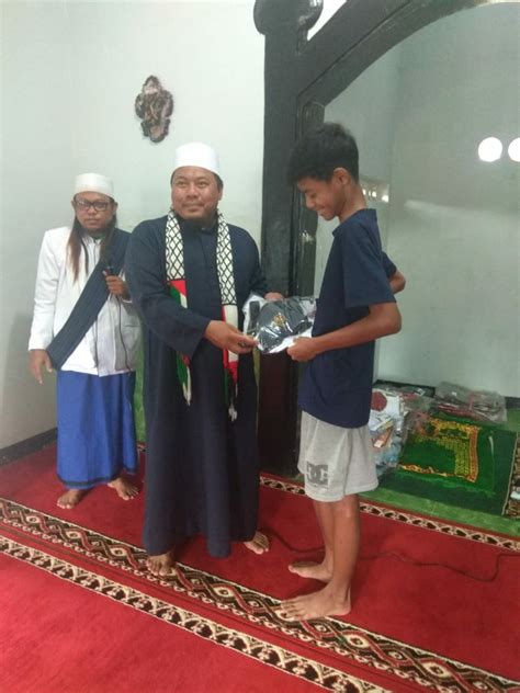 Apakah benar bahwa laskar fpi itu membawa senjata dan menembak polisi? API Jabar Bagikan Seragam Dan Perlengkapan Sekolah Untuk ...