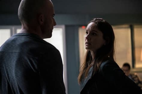 Determined to help his brother break out of prison, a structural engineer holds up a bank so he can get arrested and smuggle in the prison blueprints. Watch Prison Break Online: Season 5 Episode 1 - TV Fanatic
