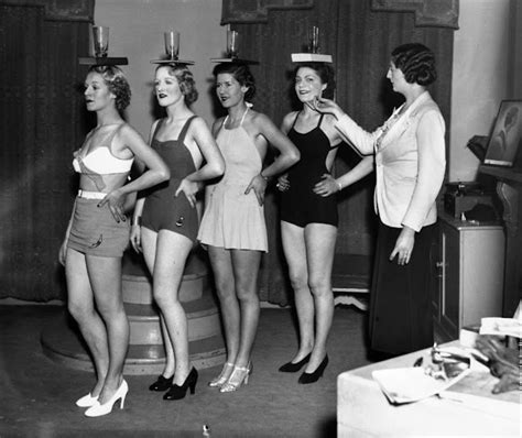 Interesting Vintage Photographs That Capture Daily Life Of Female Babes From Between The