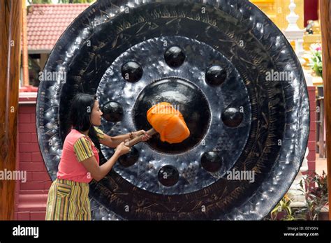 A Gong Hi Res Stock Photography And Images Alamy