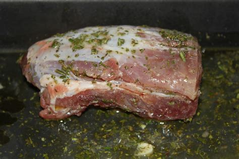 Non è pesante (si usa in genere la parte più magra del maiale) e, se cotto alla perfezione, state sicuri che la sua carne vi si scioglierà in bocca. Arrosto di maiale con speck, ricetta | Cucina per caso con ...