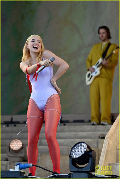 Lorde Debuts New Blonde Hair While Performing At Glastonbury Festival Photo