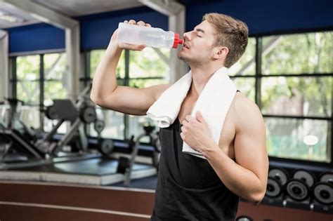 Premium Photo Man Drinking Water After Workout