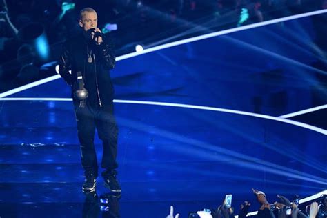Eminem Wins The Global Icon Award Goes Berzerk At The 2013 Mtv Emas
