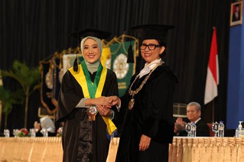 Rektor Ugm Mewisuda 1254 Lulusan Sarjana Dan Diploma Empat