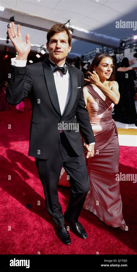 Ashton Kutcher And Mila Kunis Pose On The Red Carpet During The Oscars