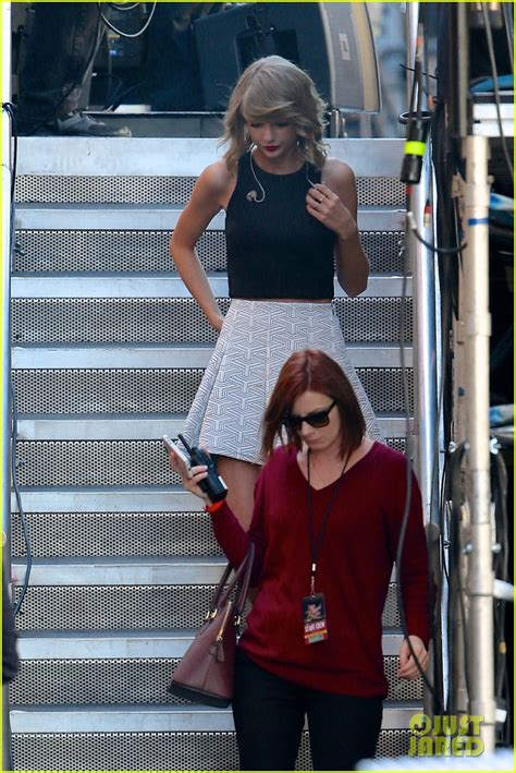 Taylor Swift Gets Ready To Entertain Us On Jimmy Kimmel Live Photo 3225849 Taylor Swift