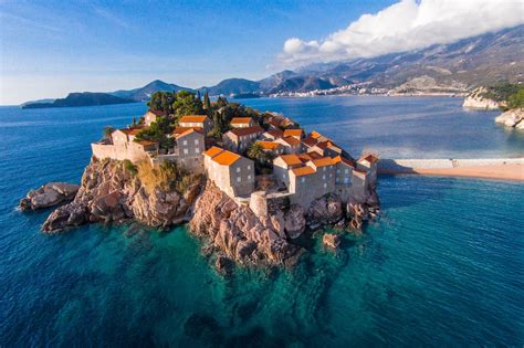 Montenegro's is a short but glittering coastline (avoid the crowds by visiting in shoulder season), and new hotel action includes an elegant avanti in buda and the one&only portonovi, set to open in. Diese Hollywoodfilme wurden (nicht) in Montenegro gedreht ...