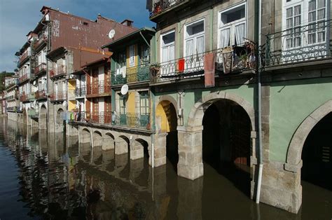 Portugal já administrou seis milhões de doses de vacinas. Há 3600 edifícios em risco de cheias em zonas críticas do ...