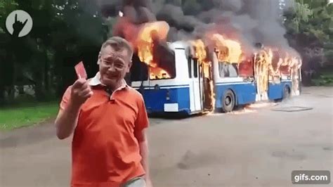 Никита панкратов · дек 12, 2016. В Сети рождается новый мем: Троллейбус горит, да и х.. с ним!