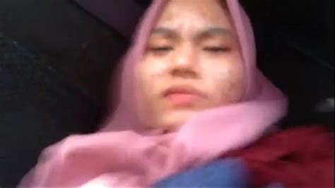 Awek Tudung Dalam Kereta Tengah Sedap