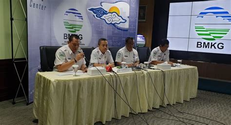 .nusa tenggara barat dan sebagian wilayah di bali pagi ini disebabkan aktivitas sesar naik flores hal ini disampaikan kepala pusat gempa bumi dan tsunami bmkg rahmat triyono di jakarta. BMKG: Ada 9 Gempa Susulan di Bali - AKSI KATA