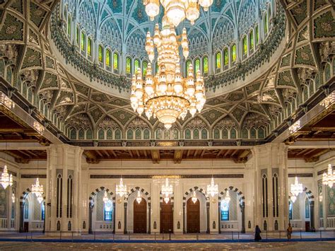 جامع السلطان قابوس الأكبر من أجمل التحف المعمارية والفنية النهار