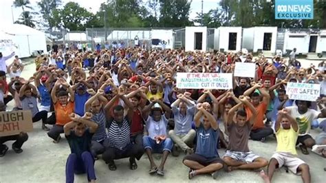 Papua New Guinea Police Move On Australia Refugee Camp On Manus