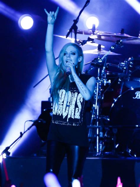 Avril Lavigne Performs In Taipei Hawtcelebs