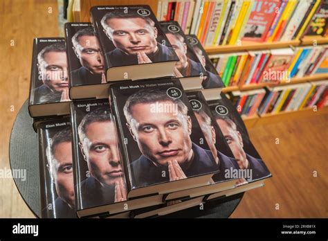 Biografía De Elon Musk Por Walter Isaacson Fotografía De Stock Alamy