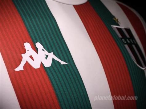 Su base es blanca y en el medio del pecho aparece una v azul. Camiseta italiana Kappa de Vélez Sarsfield 2019