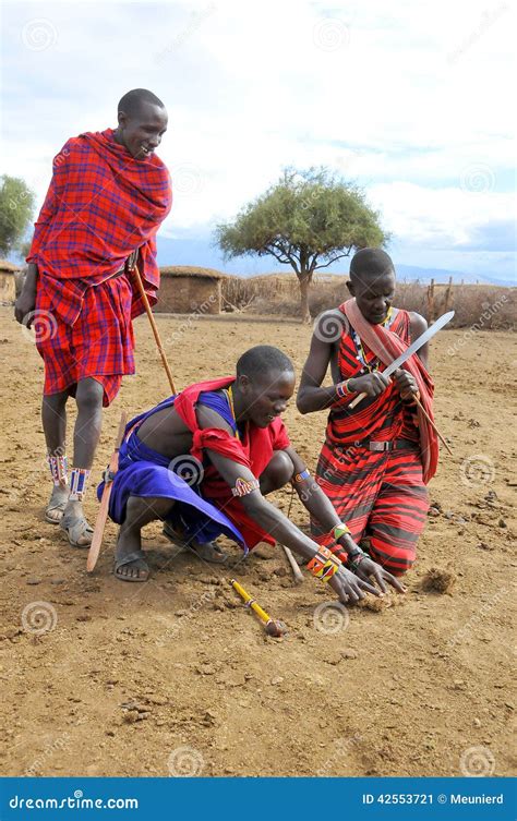 Gente Africana De La Tribu Del Masai Foto Editorial Imagen De Cubo Needlecraft