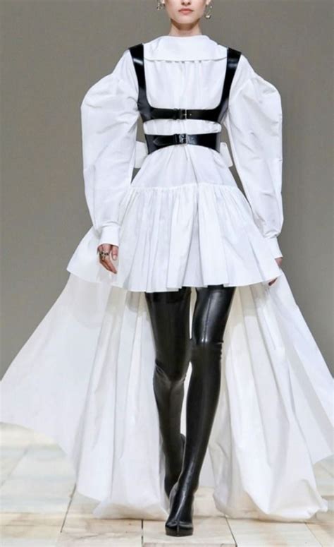 Alexander Mcqueen Fall 2020 In 2020 Fashion Christian Dior Haute