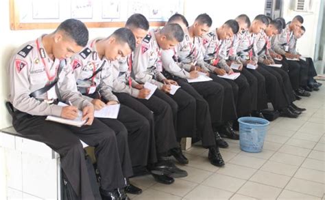 Motto universitas adalah berkarakter, berkualitas, dan berdaya saing. Sekolah Internasional Jambi - Kronis b