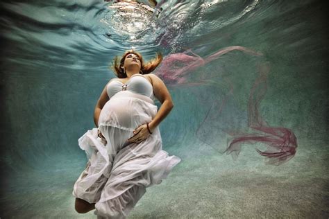 Fotógrafo Toma Increíbles Fotos De Emabrazadas Bajo El Agua