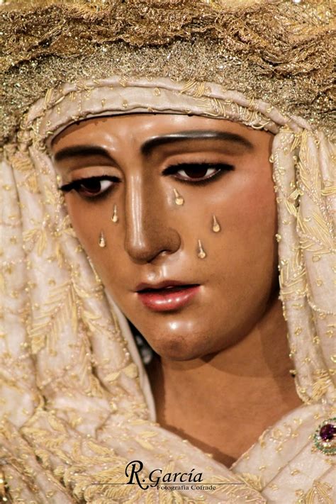 Sostuvieron carteles con nombres de las víctimas de homicidio en el marco de las protestas de la última semana. Y al tercer día...: Besamanos de Ntra Sra de la Esperanza. Hdad de la Esperanza de Triana. Sevilla.