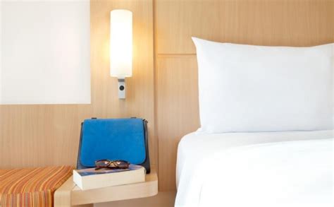 Centro comercial paris van java y centro de comercio pasar baru son lugares imprescindibles para los amantes de las tiendas: Ibis Bandung Pasteur Hotel di Bandung - 1001malam.com