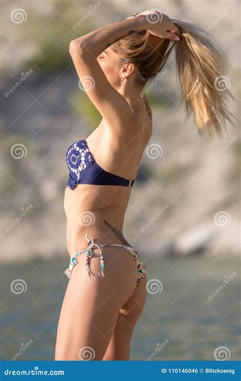 Sexy Frau Im Bikini Auf Seehintergrund Stockfoto Bild Von Leute
