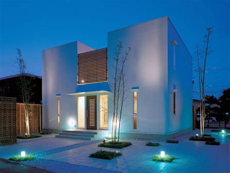 Diseño De Moderna Casa De Dos Pisos Con Estructura Compacta Patio