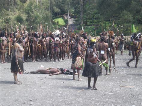 Perang Suku 2 Tahun Di Puncak Papua Diakhiri Dengan Ritual Adat Bakar