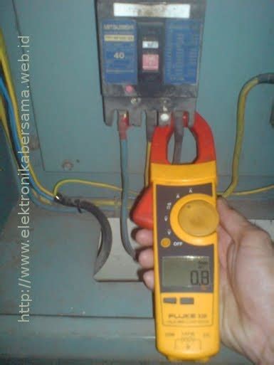 Seorang teknisi wajib hukumnya mengetahui cara menggunakan avometer karena jika tidak bisa memahami dalam penggunaan alat ukur listrik ini maka bisa dipastikan tidak akan bis. Mengukur Arus (Ampere) Listrik dengan Clamp Meter | Elektronika Bersama