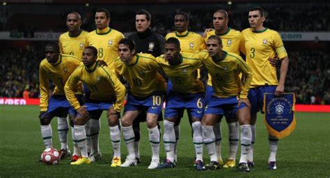 Dabei unterscheiden sich die varianten für herren und damen oftmals; WM 2010: Brasiliens Trikot für Südafrika erinnert an WM ...