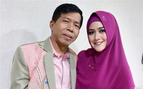 Sayangnya, keduanya tidak sadar akan mobil yang melaju kencang ke arah mereka. Mulai Ikhlas Jadi Istri Kedua Kiwil, Meggy Wulandari ...