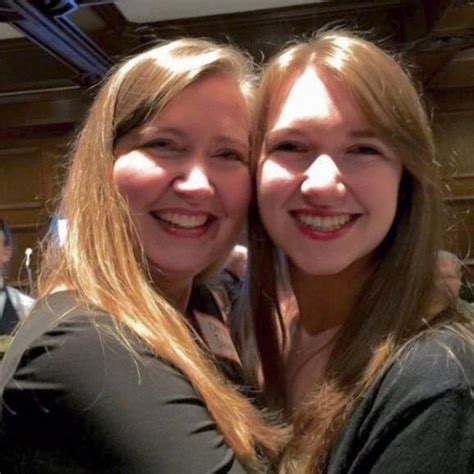 Most Unbelievable Pictures Of Mothers And Daughters Look Like Twin