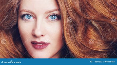 Retrato De La Mujer Joven Hermosa Con Los Ojos Azules Grandes Los