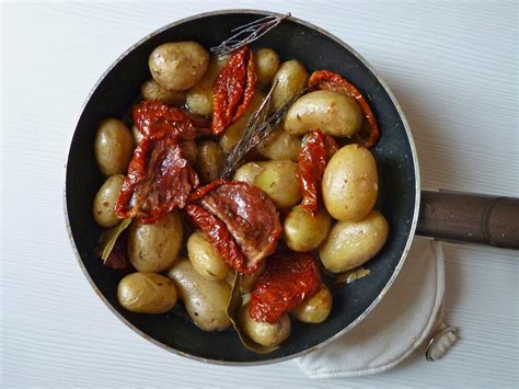 Poêlée de pommes de terre grenaille au beurre tomates confites