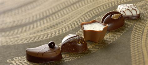 Lindt & sprüngli wordt erkend als marktleider voor chocolade van topkwaliteit en biedt een grote selectie producten in meer dan 100 landen over de hele. Masterpieces | Chocolate world, Lindt chocolate, Chocolate