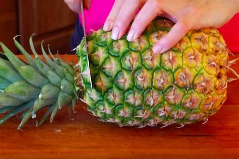 How To Cut A Pineapple Easily Cutting Up A Pineapple In 4 Steps