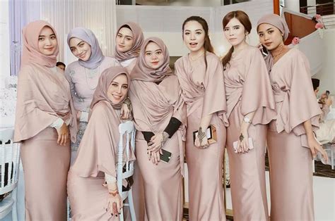Inspirasi Model Seragam Bridesmaid Hijab Yang Elegan Nan Anggun Tiru